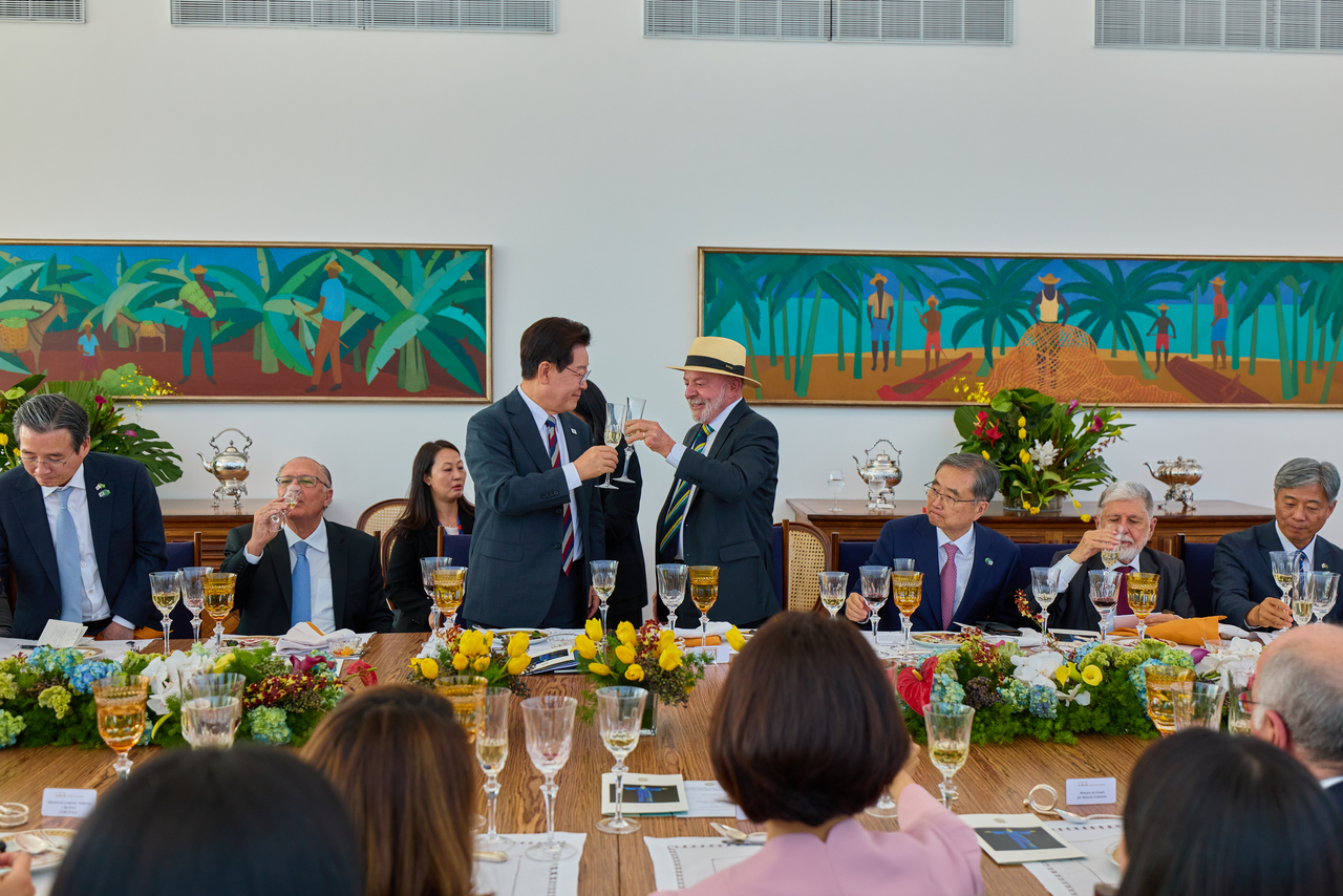 President Lee Jae Myung and Brazilian President Luiz Inacio Lula da Silva raise a toast during a state luncheon at the presidential residence in Brasilia on Monday. (Pool Photo via Yonhap)