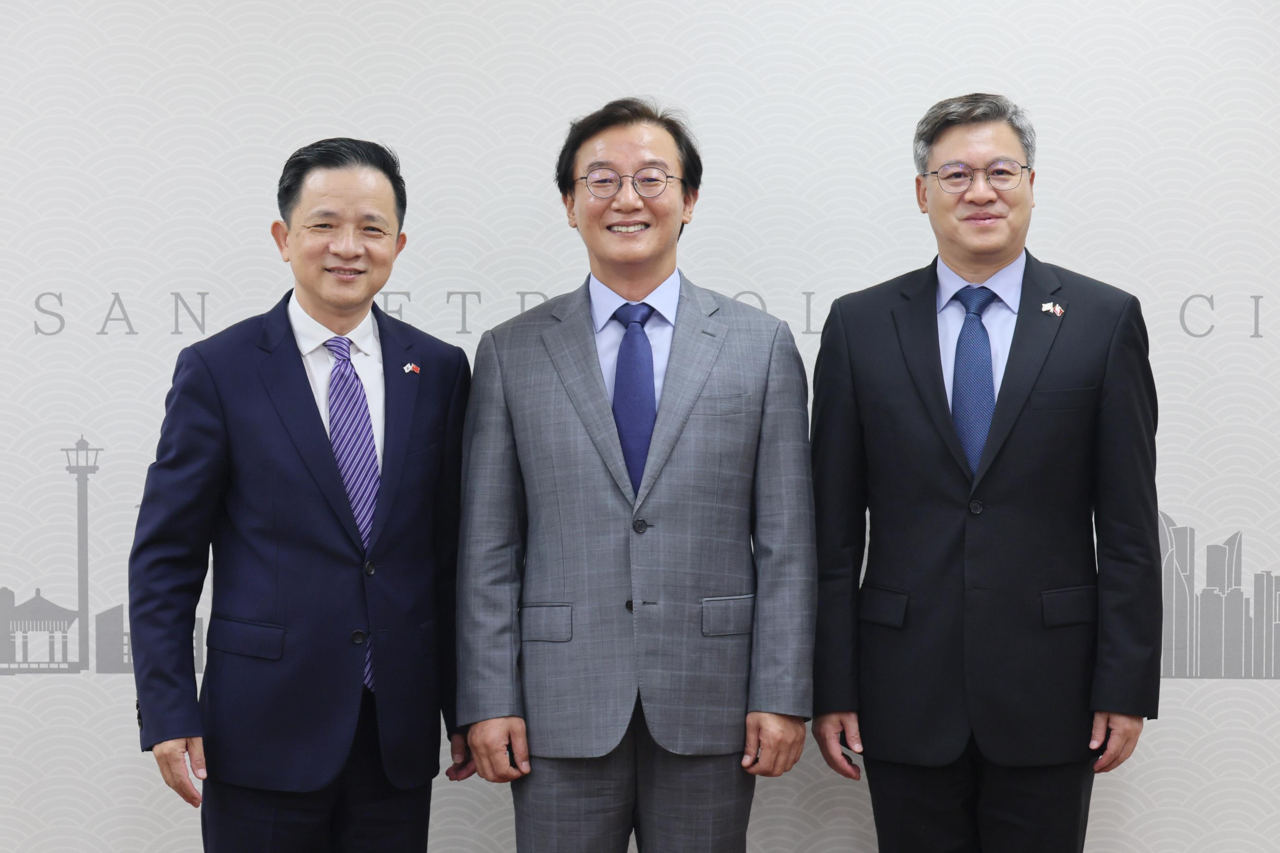왼쪽부터 다이빙 주한 중국대사, 전재수 부산시장, 진일표 주부산 중국총영사관 총영사 [부산시 제공]