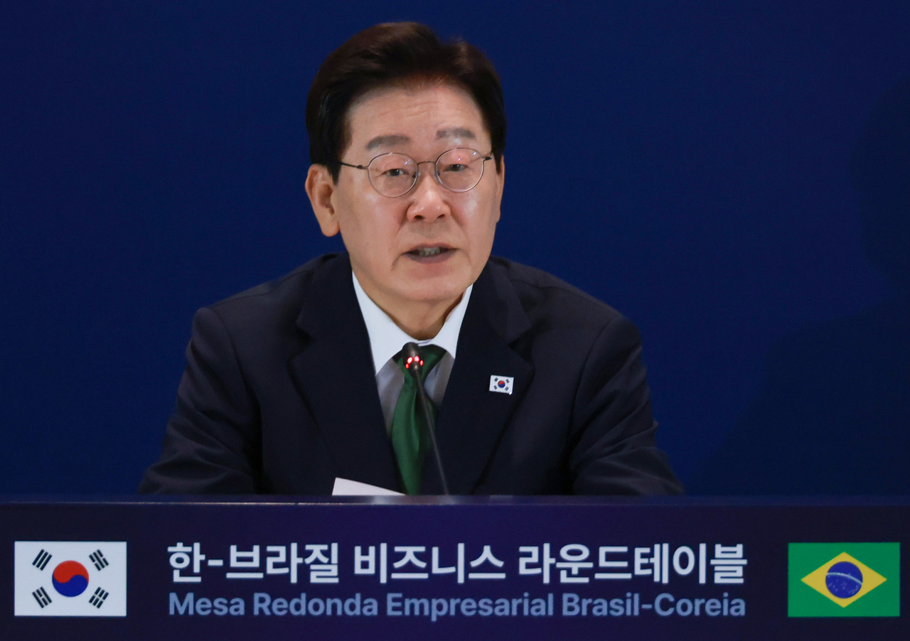 President Lee Jae Myung speaks at a Korea-Brazil business roundtable at a hotel in Sao Paulo on Tuesday. (Yonhap)