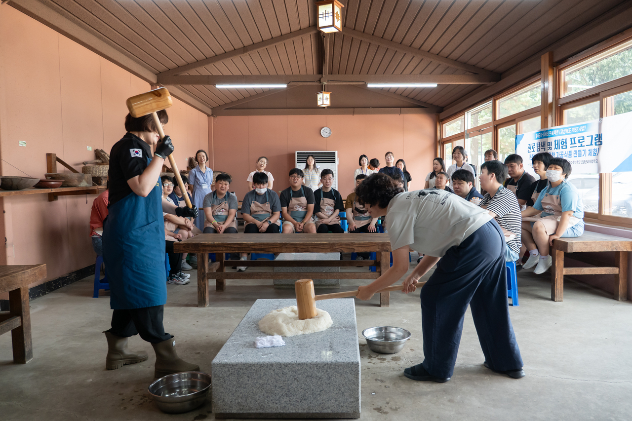 지난 27일 경북과학대 전통문화체험박물관에서 칠곡군중증장애인자립지원센터 강사들이 떡메치기 시범을 보이고 있다.[경북과학대 제공]