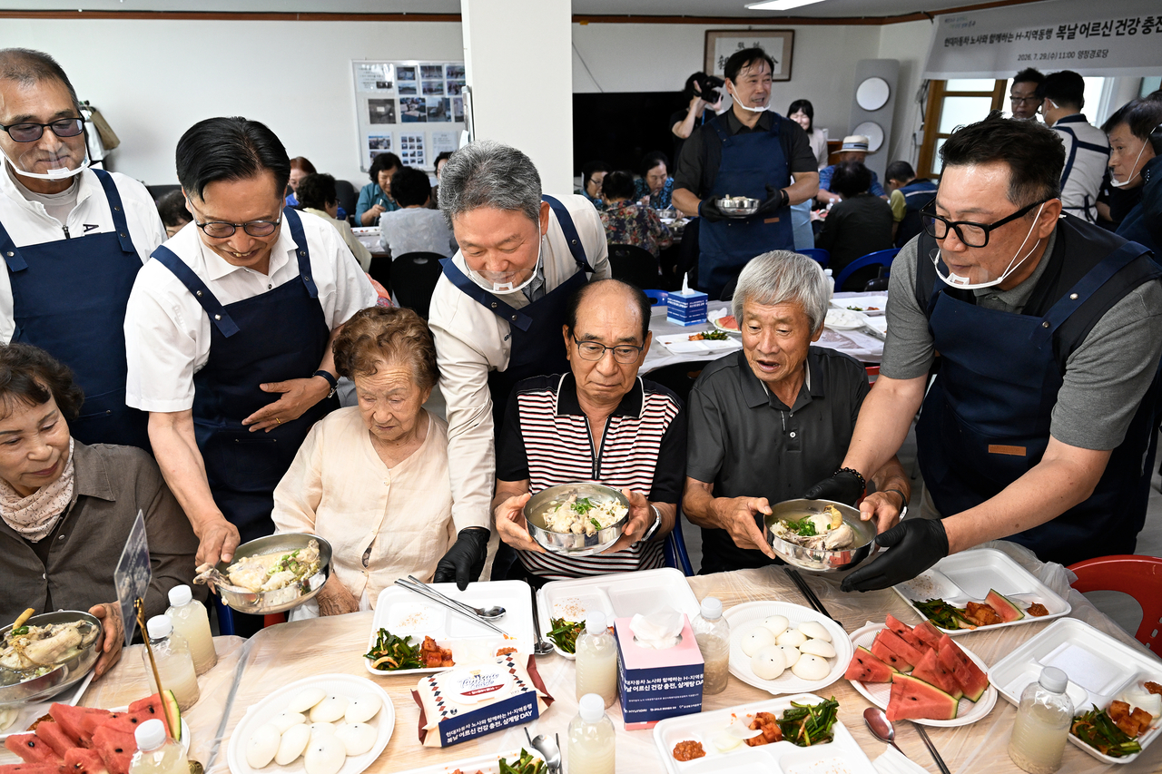 현대자동차 노사가 29일 울산시 북구 양정경로당에서 이동권(왼쪽에서 두 번째) 울산 북구청장과 함께 어르신들에게 삼계탕을 직접 가져다 주고 있다. [현대자동차 제공]