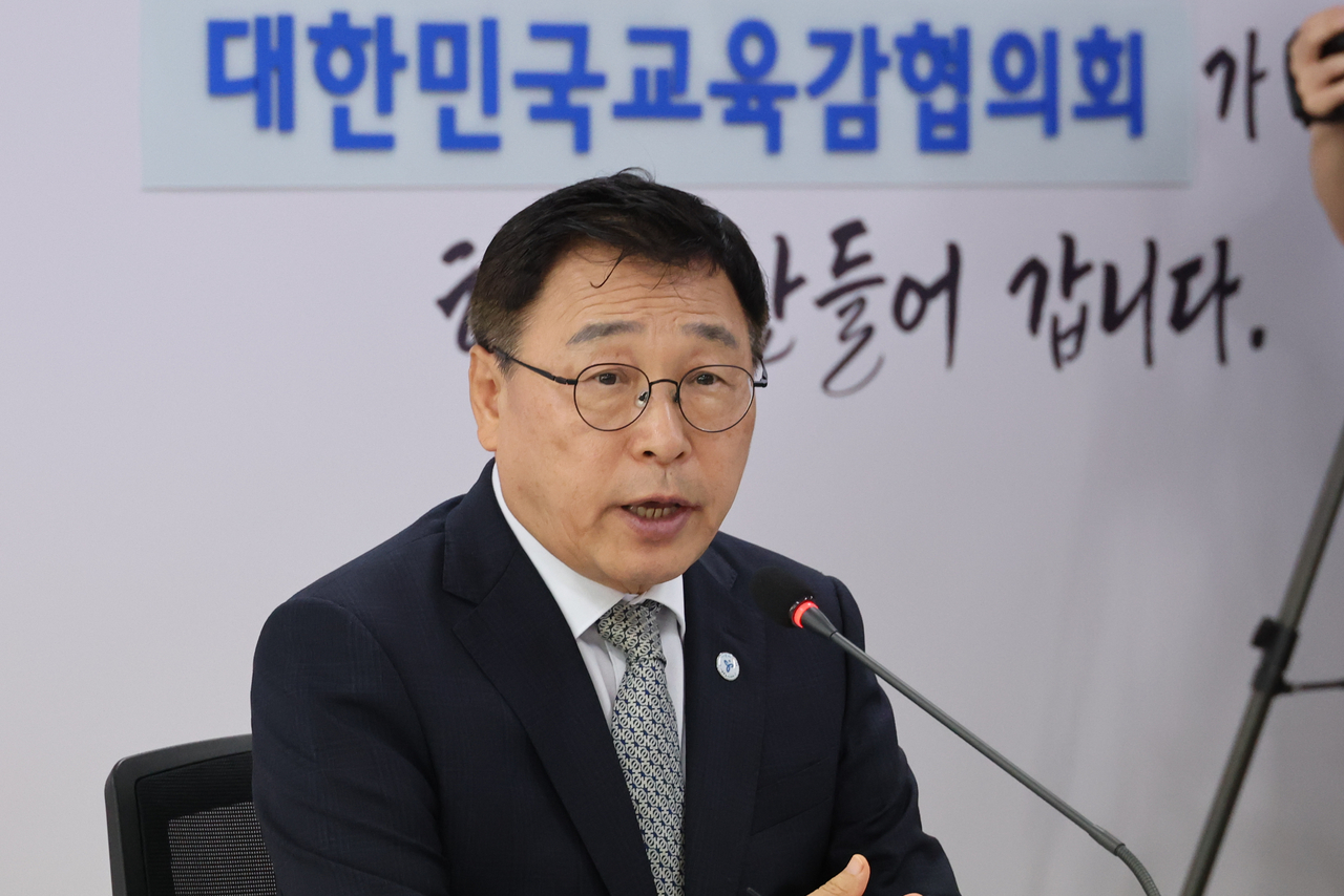 대한민국교육감협의회장인 정근식 서울시 교육감이 10일 세종시 대한민국교육감협의회에서 시도 교육감들이 참석한 가운데 열린 ‘지방교육재정교부금 개편 대응 긴급회의’를 주재하고 있다. [연합]