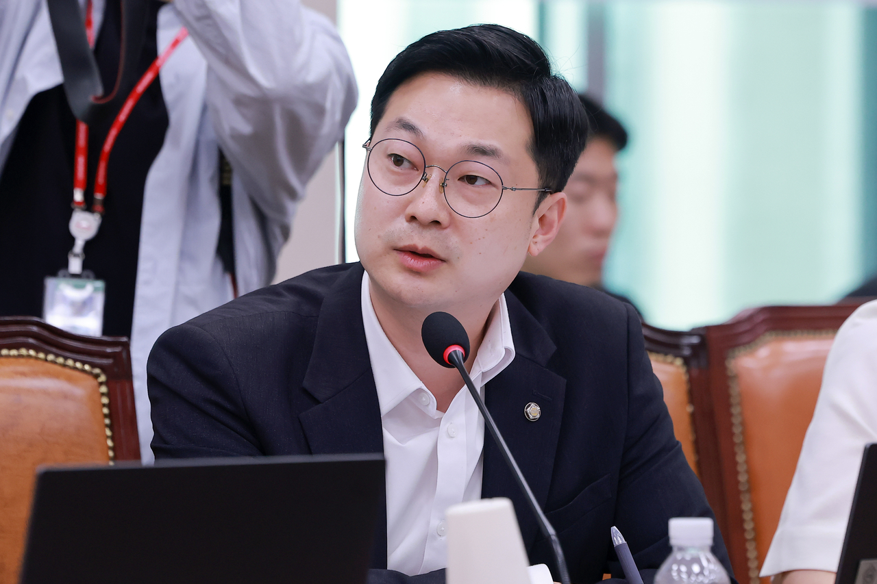 Democratic Party of Korea Rep. Kim Dong-ah asks questions during a plenary meeting of the National Assembly's Legislation and Judiciary Committee on July 15. (Yonhap)