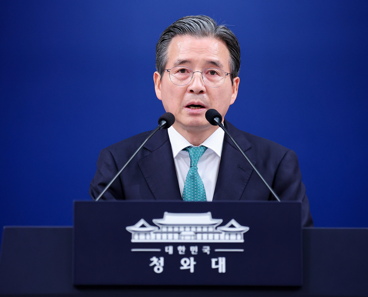 김용범 정책실장이 지난 22일 청와대 춘추관 기자회견장에서 미국 및 남미 순방 관련 사전 브리핑을 하고 있다. [연합]