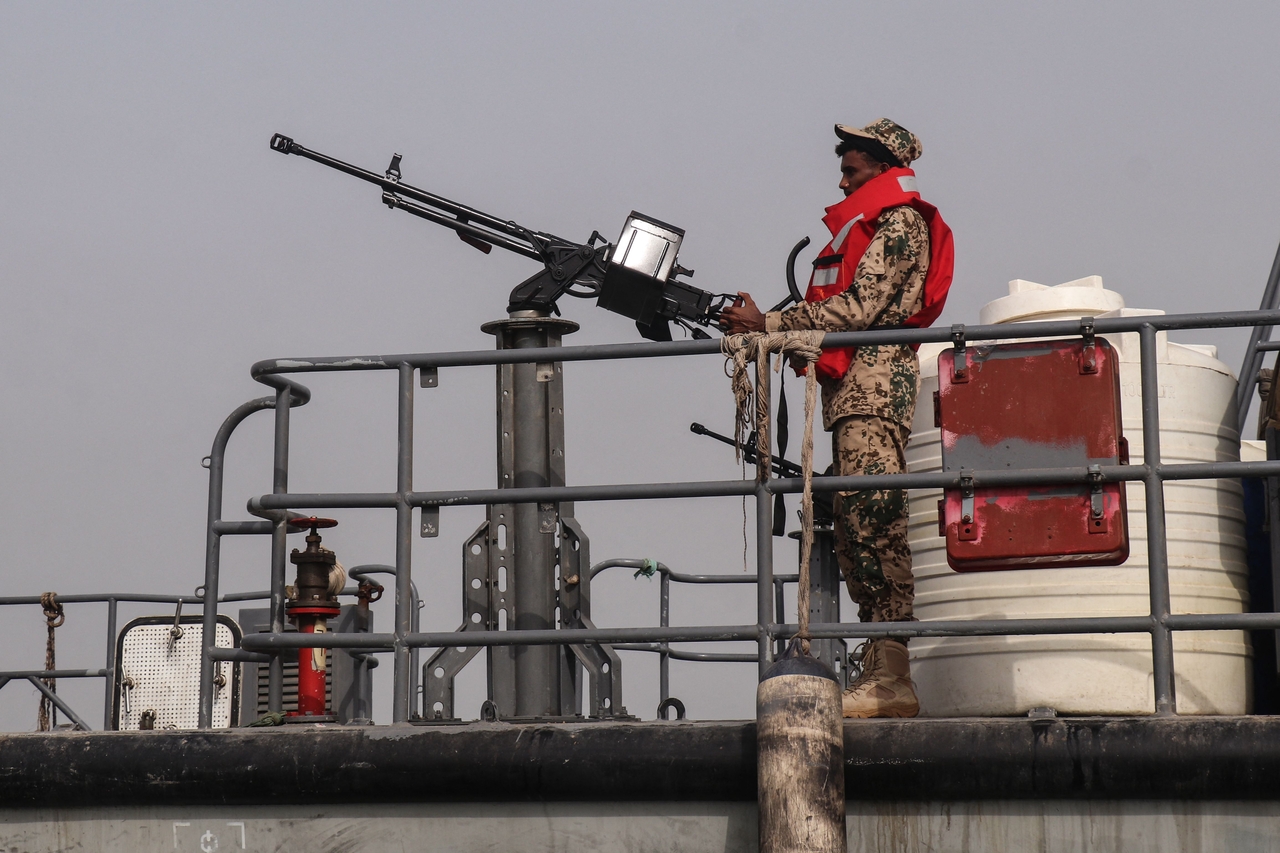 A sailor from the navy of Yemen's Aden-based internationally recognised government stands at a machine-gun position aboard a vessel patrolling a shipping lane off Hanish Island in the Red Sea on Monday.  (Yonhap/AFP)