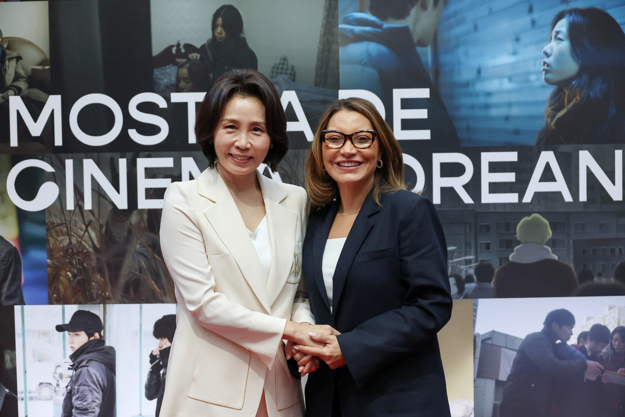 김혜경 여사와 룰라 브라질 대통령 부인 호잔젤라 다시우바 여사가 28일(현지시간) 브라질 한국영화제가 열린 상파울루 시립문화센터를 방문해 기념 촬영을 하고 있다. [연합]