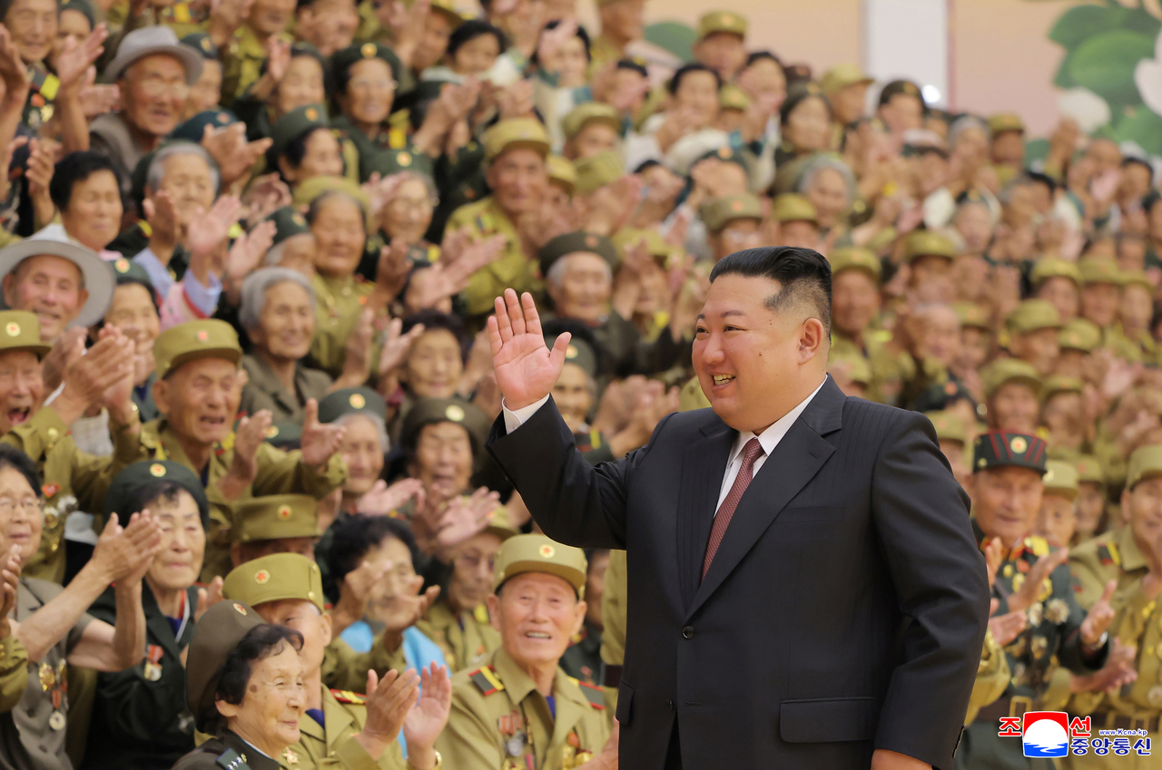 North Korean leader Kim Jong-un meets war veterans and individuals honored for their wartime service during an event marking the 73rd anniversary of the Korean War Armistice Agreement, commemorated in North Korea as "Victory Day," on July 28, in this photo released by the Korean Central News Agency on July 29. (Yonhap)
