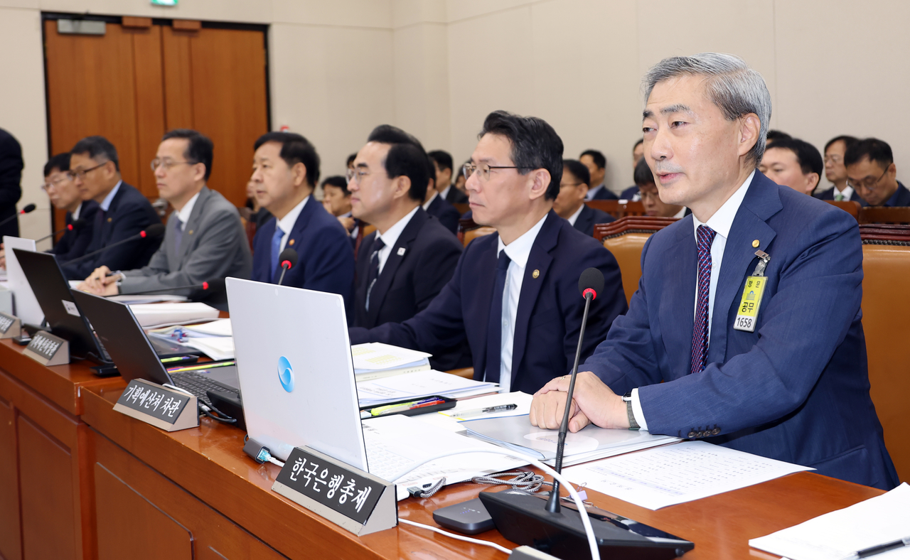 Bank of Korea Gov. Shin Hyun-song (far right) answers questions from lawmakers at a plenary session of the National Assembly's fiscal and economic planning committee on Wednesday. [Yonhap]