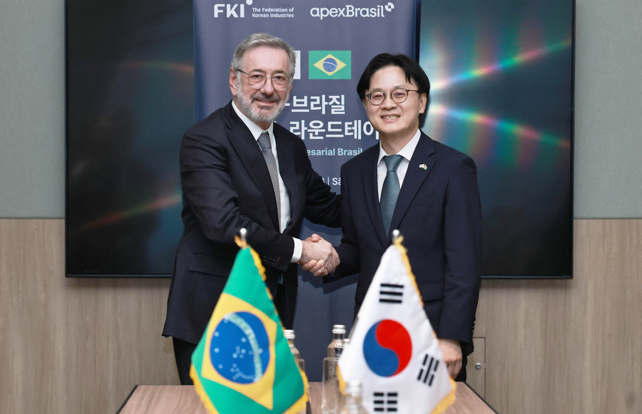 김정관 산업통상부 장관이 28일(현지시간) 브라질 상파울루 하얏트호텔에서 마르시우 페르난두 엘리아스 호자 브라질 개발산업통상서비스부 장관과 면담을 갖고 기념 촬영하고 있다.  [산업통상부 제공]