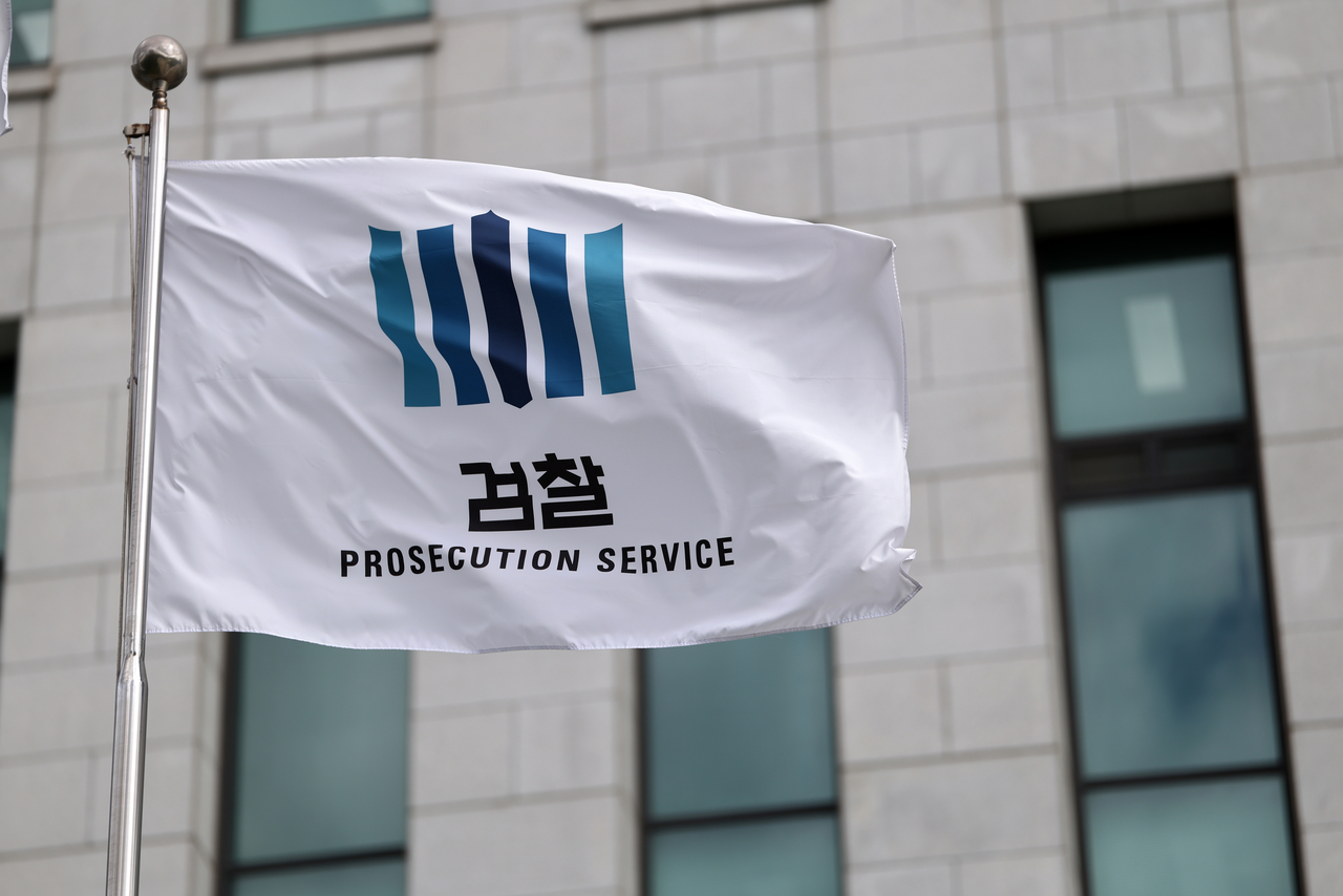 The flag of the prosecution service flutters at the headquarters of the Supreme Prosecutors' Office in Seoul on Wednesday. (Yonhap)