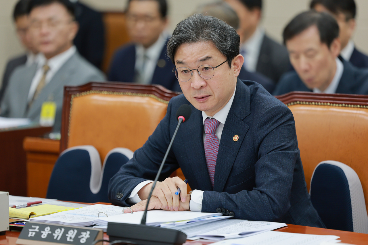 이억원 금융위원장이 29일 서울 여의도 국회에서 열린 정무위원회 전체회의에서 의원 질의에 답하고 있다. [연합]