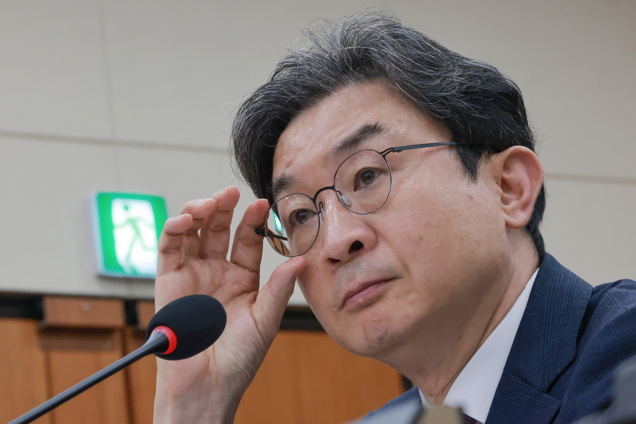 FSC chief vows to fix banks' overly tight balance-payment loan rules