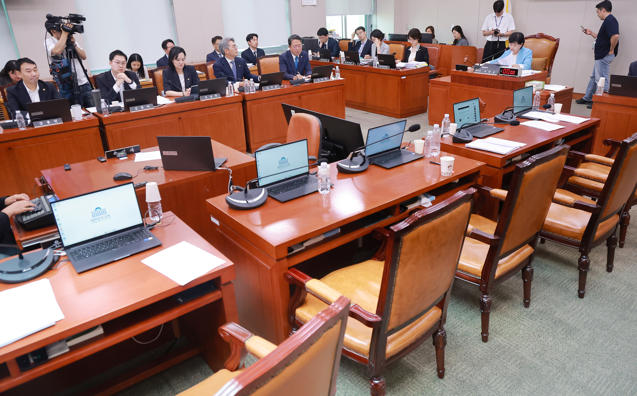 29일 국회에서 열린 법제사법위원회 전체회의에서 위원장인 서영교 더불어민주당 의원이 검사의 보완수사권 폐지를 골자로 한 형사소송법 개정안을 처리하고 있다. 의결 직전 국민의힘 법사위원들은 퇴장했다. [연합]