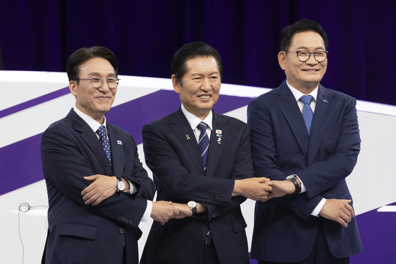 29일 서울 마포구 MBC에서 열린 더불어민주당 당 대표 선출을 위한 후보자 방송토론회에서 김민석(왼쪽부터), 정청래, 송영길 후보가 기념 촬영을 하고 있다. 2026.7.29 [국회사진기자단/연합]