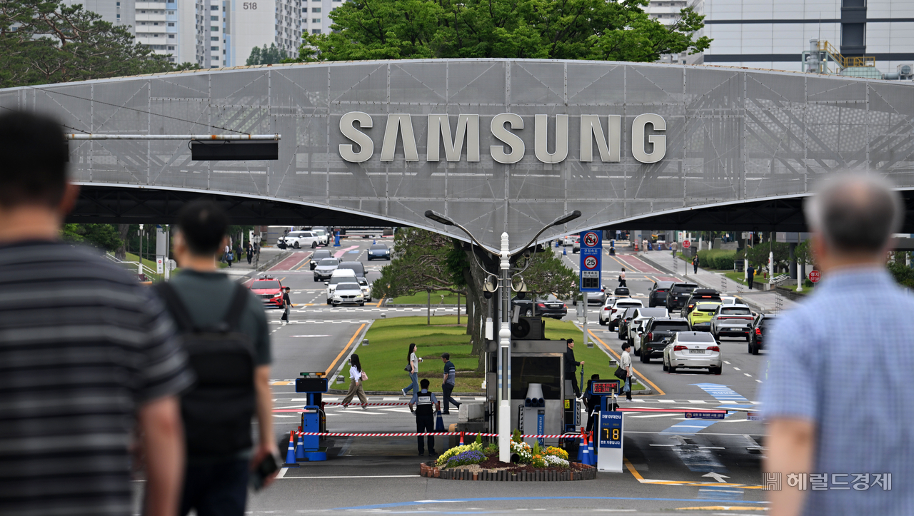 Employees arrive for work at Samsung Electronics' headquarters in Suwon, Gyeonggi Province. Photo by Lim Se-jun