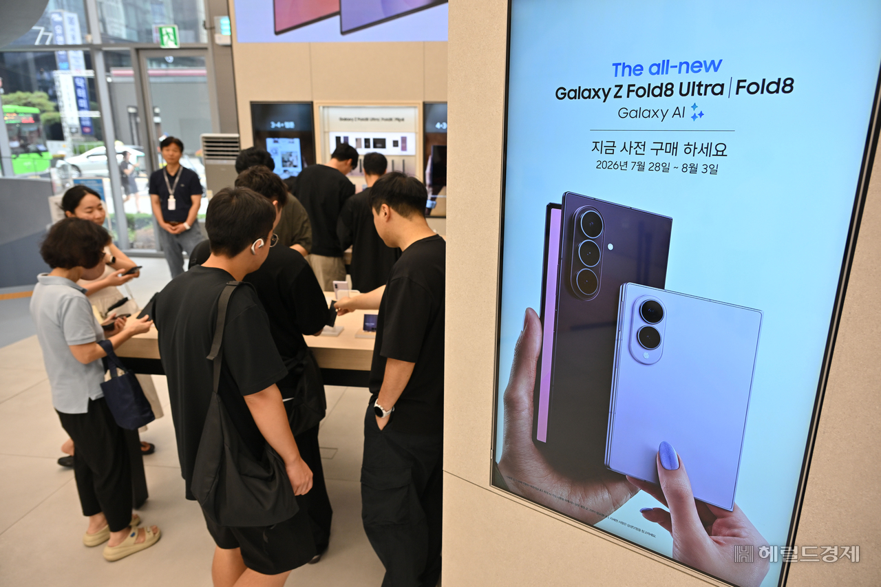 Customers examine the Galaxy Z Fold 8 series at Samsung's Gangnam store in Seocho-gu, Seoul, on Monday, the day before pre-sales of the lineup began. Photo by Lim Se-jun