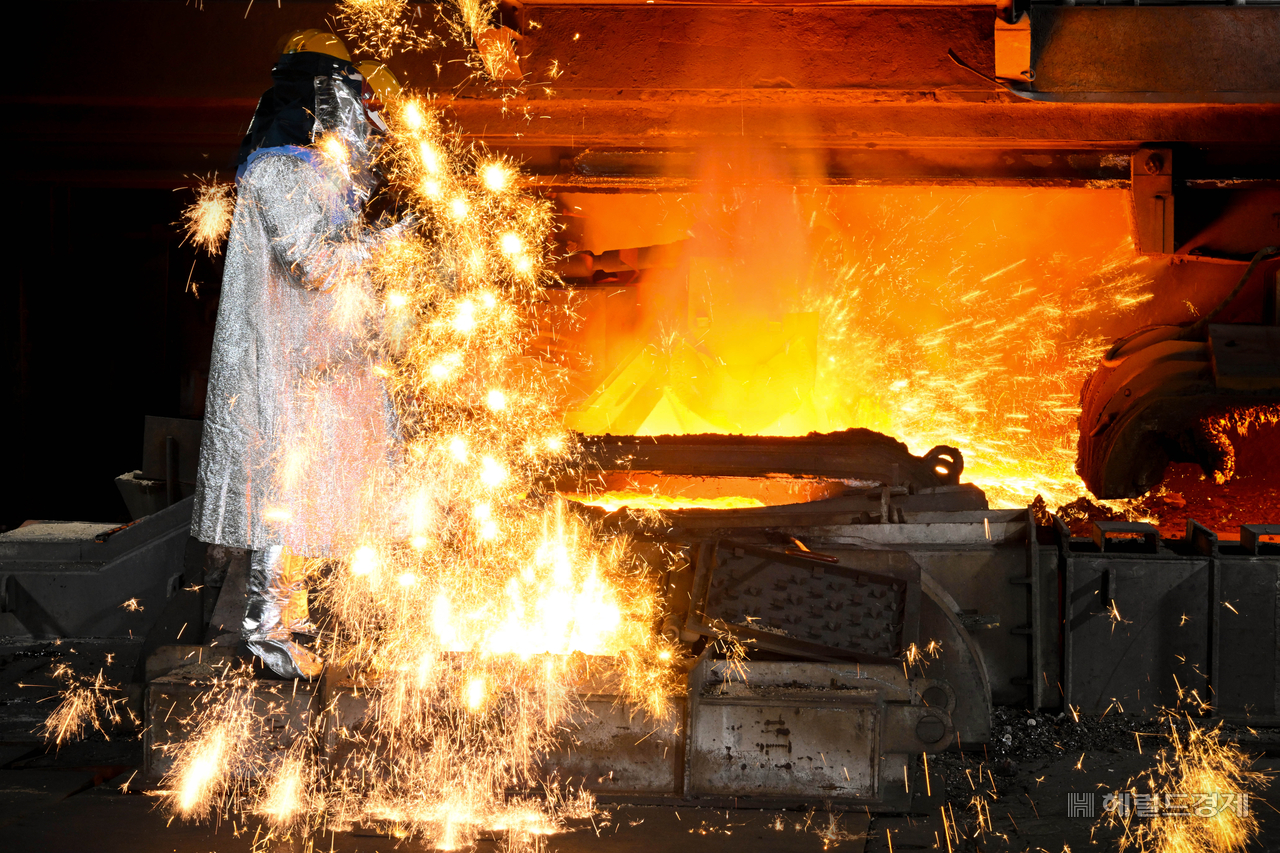 Molten iron pours from blast furnace No. 2 at Posco's Pohang steelworks in Pohang, North Gyeongsang Province. [Lim Se-jun]