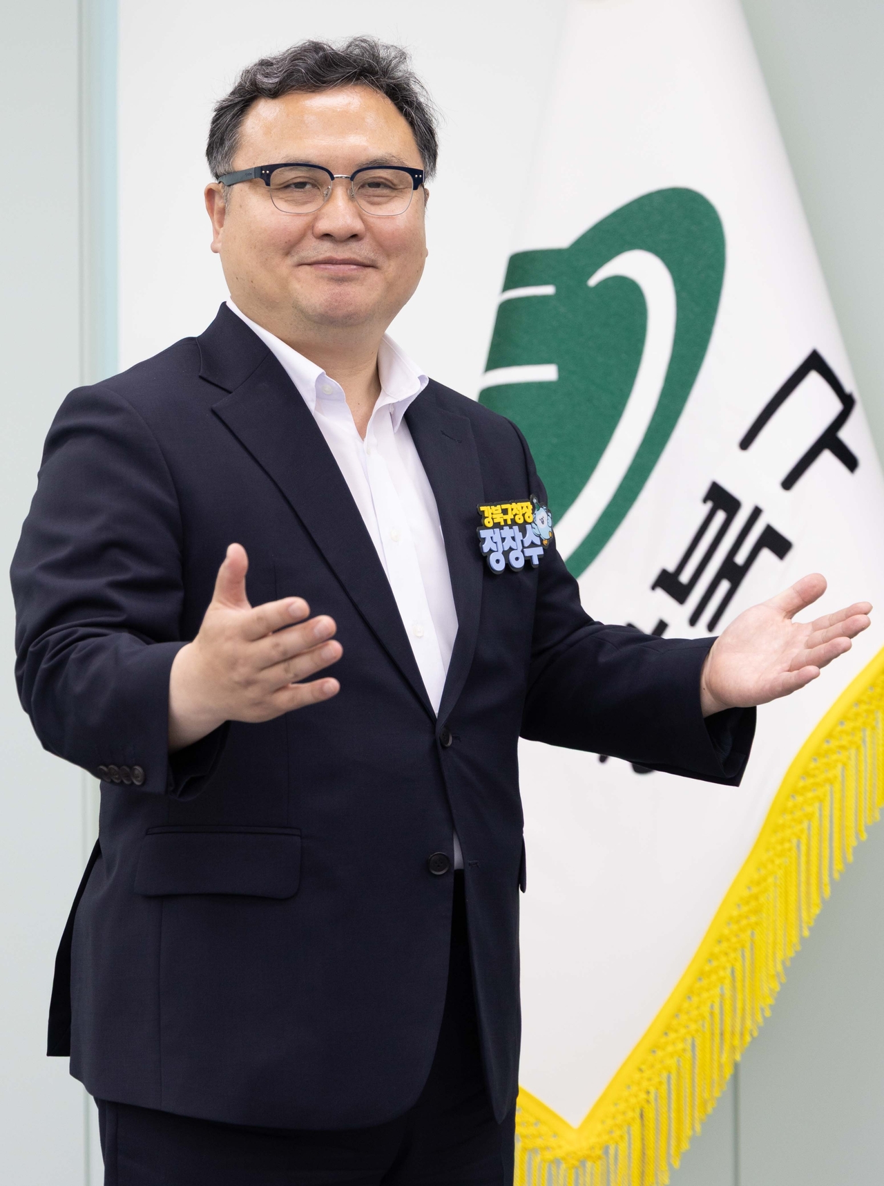 Jung Chang-su, the newly elected mayor of Seoul's Gangbuk-gu, speaks with The Herald Business at the district office's temporary headquarters on Thursday. Long active in civil society as an administrative watchdog — including as head of the Narasallim Research Institute — he now finds himself on the opposite side of the table. (Yoon Chang-bin)