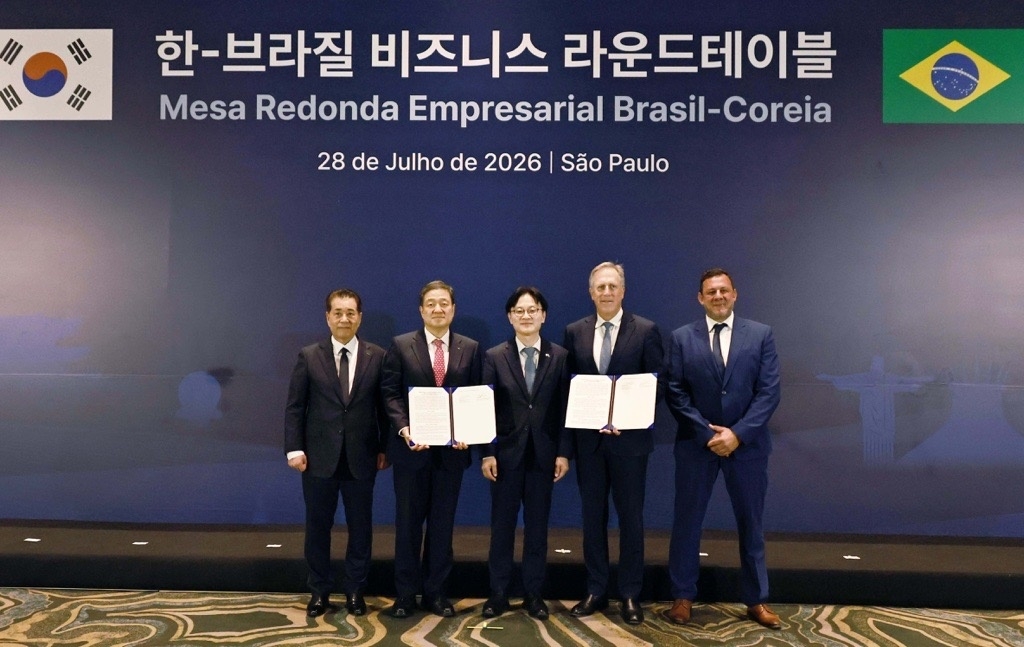 From left: Posco Group Chairman Chang In-hwa, Posco International President Lee Kye-in, South Korea's Industry Minister Kim Jung-kwan, Meteoric Resources CEO Stuart Gale and Meteoric Resources Executive Director Marcelo de Carvalho pose for a photo at the signing ceremony on Tuesday in Brazil. (Posco Group)