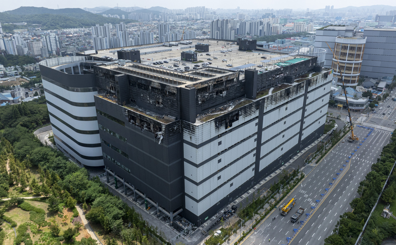 28일 인천 서해구 석남동 쿠팡 32물류센터 화재 현장에서 현장 감식이 진행되고 있다. 이 쿠팡 물류센터에서는 지난 18일 오전 6시 54분께 대형 화재가 발생해 109시간 40여분만인 지난 22일 오후에 진화됐다. [연합]
