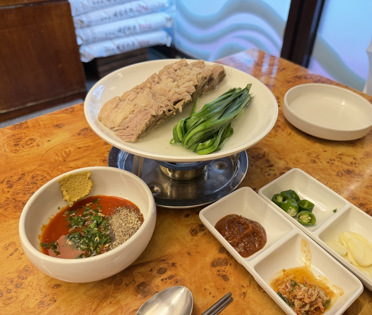 Boiled beef slices (Hong Yoo/The Korea Herald)