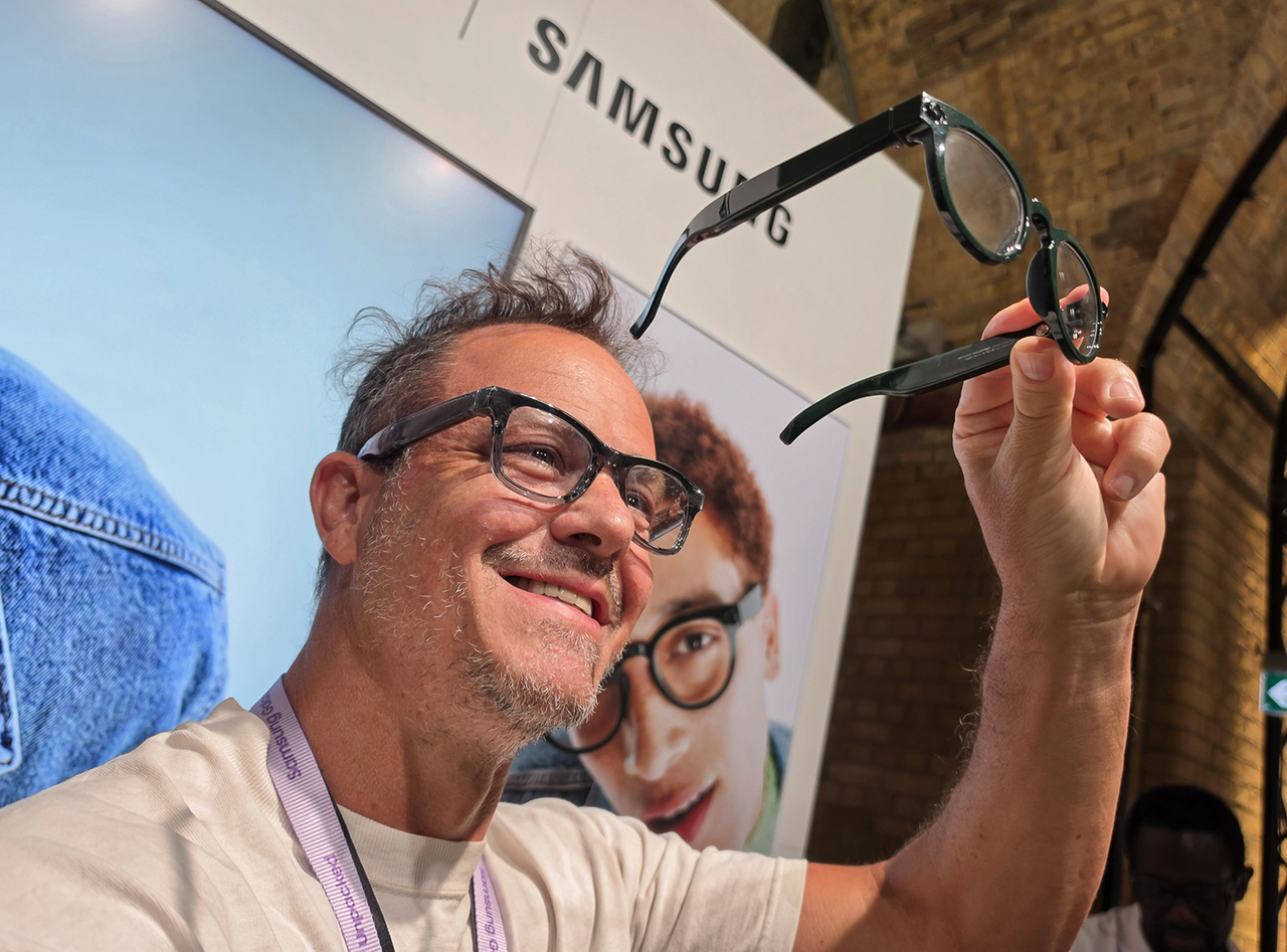 A visitor tries out Samsung Electronics’ intelligent eyewear during Galaxy Unpacked 2026, at Old Billingsgate in London on July 22. (Samsung Electronics)