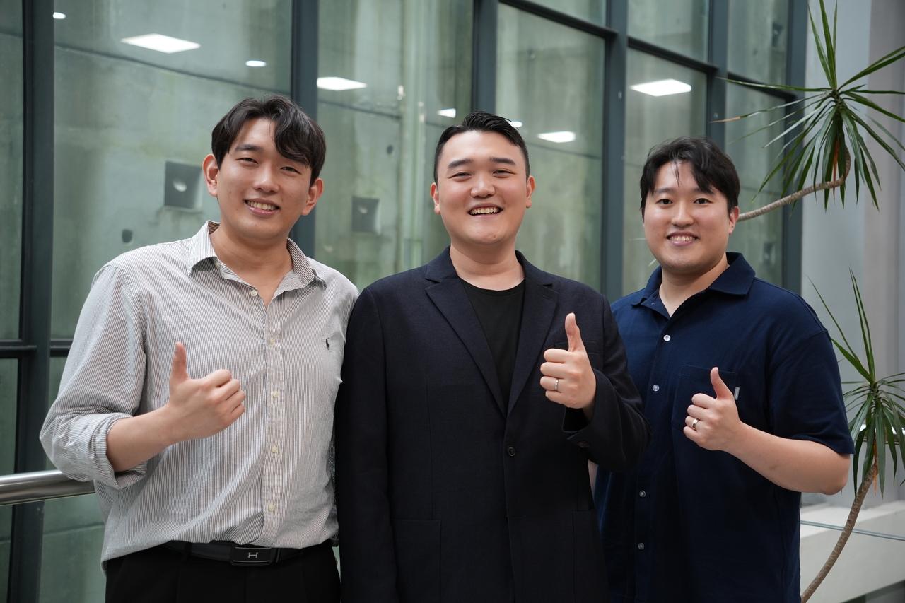 (From left) Choi Young, Roh Minhyung and Kim Geon pose for photos after a joint interview on July 22 at the Seoul Arts Center. (KNO)