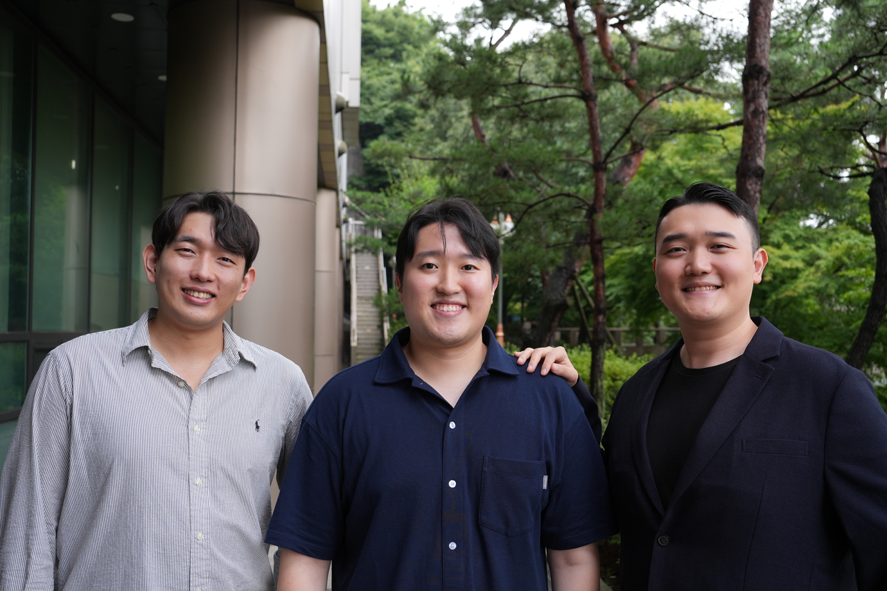 From left: Choi Young, Kim Geon and Roh Minhyung pose for photos after a joint interview on July 22 at the Seoul Arts Center. (KNO)