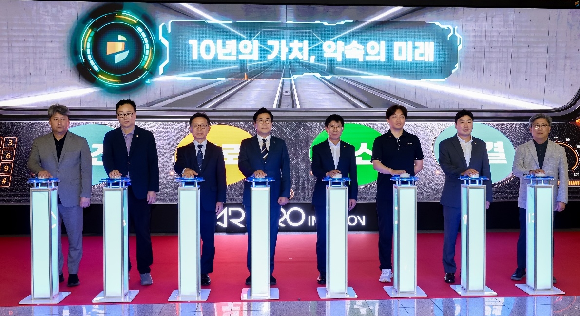 인천지하철 2호선 개통 10주년 기념식이 30일 인천시청역 오디세이광장에서 열렸다. [인천교통공사 제공]