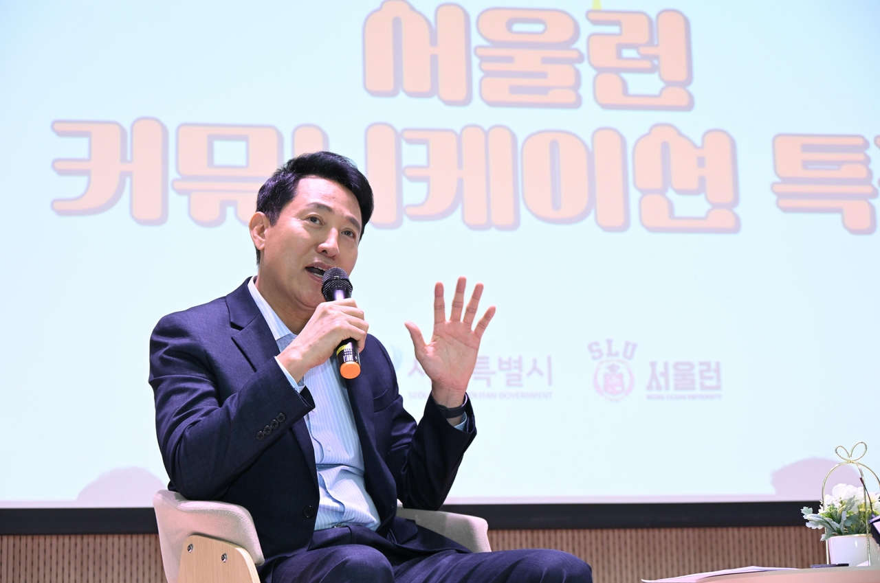 오세훈 서울시장이 30일 ‘서울런 커뮤니케이션 특강’에서 청년들과 소통하고 있다. [서울시 제공]