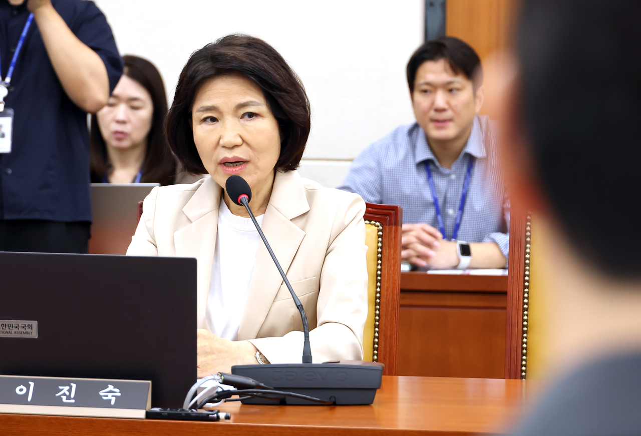 이진숙 국민의힘 의원이 30일 국회에서 열린 과학기술정보방송통신위원회 전체회의에서 의사진행발언을 통해 더불어민주당이 자신의 과방위원 배정 철회를 요구한 것과 관련해 반박하고 있다. [연합]