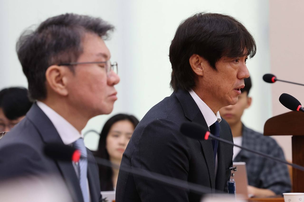 Former Korea Football Association chair Chung Mong-gyu (left) and former head coach of the national soccer team Hong Myung-bo appear at a hearing of the National Assembly's Culture, Sports and Tourism Committee on Thursday. (Lee Sang-sub/The Korea Herald)