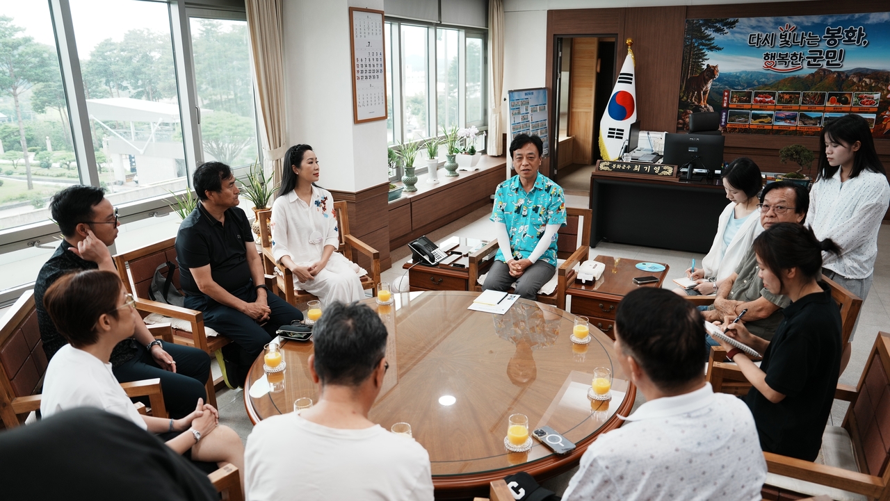 A cultural and arts delegation from Ho Chi Minh City, Vietnam, meets with County Chief Choi Ki-young at the Bonghwa-gun county office. [Bonghwa-gun]