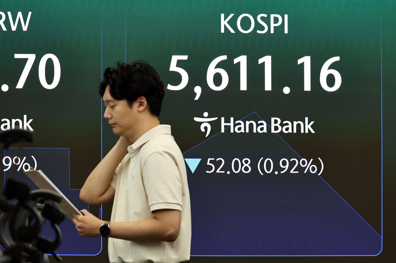 An electronic board showing the Korea Composite Stock Price Index at a dealing room of the Hana Bank headquarters in Seoul on Thursday. (Yonhap)