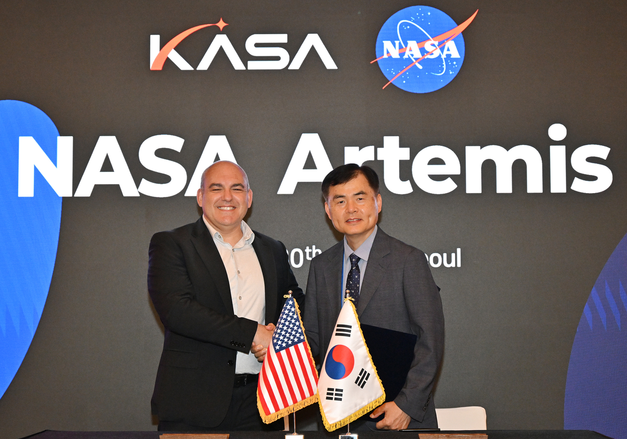 카를로스 가르시아 갈란(왼쪽) NASA 달 기지 프로그램 총괄 책임자와 강경인 우주항공청 우주과학탐사부문장이 30일 서울 웨스틴조선호텔에서 열린 ‘KASA-NASA 아르테미스 워크숍’에서 아르테미스 협력 강화를 위한 ‘공동참여의향서(Joint Statement of Intent)’를 체결한 뒤 기념촬영을 하고 있다.[우주항공청 제공]