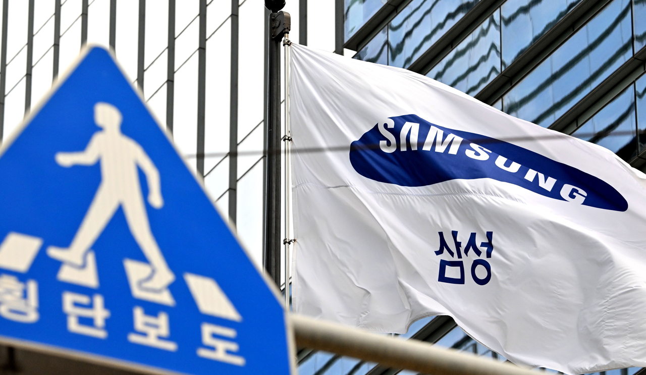 삼성전자가 3분기 연속 역대 최대 실적을 기록한 가운데 반도체 사업으로만 89조원이 넘는 영업이익을 거뒀다고 30일 발표했다. 삼성전자는 하반기에도 반도체 수요 강세 속 실적 상승이 이어질 것으로 전망하고 있다. 사진은 이날 오전 서울 서초구 삼성전자 서초사옥 모습. 임세준 기자