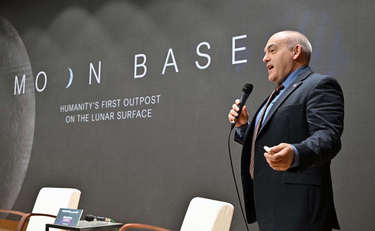 Carlos Garcia-Galan, NASA's Moon Base program manager, delivers a special lecture introducing NASA's lunar base construction plans. [Korea AeroSpace Administration]