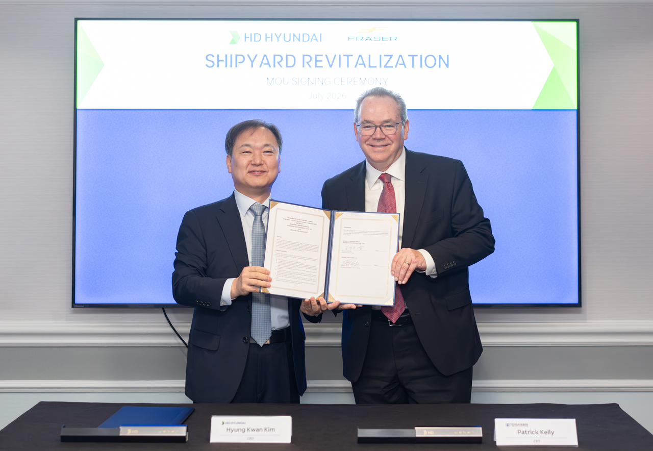 Kim Hyeong-gwan (left), CEO of HD Korea Shipbuilding & Offshore Engineering, and Patrick Kelly, CEO of Fraser Industries LLC, pose for a photo after signing an MOU on shipyard modernization cooperation for the revitalization of the US shipbuilding industry. [HD Hyundai]