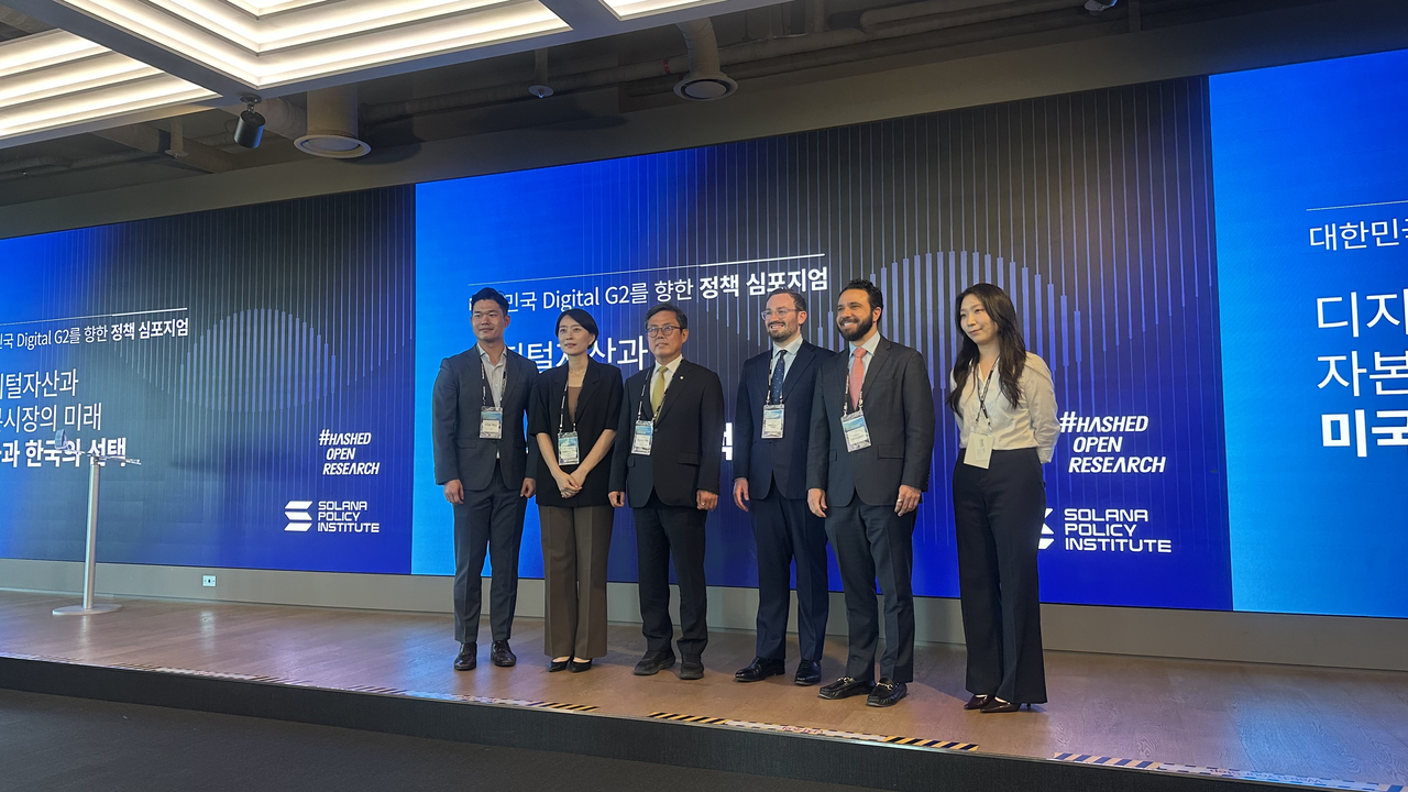 지난달 23일 서울 강남 해시드라운지에서 열린 ‘대한민국 디지털 G2를 향한 정책 심포지엄’에서 참석자들이 기념 사진을 촬영하고 있다. 왼쪽부터 유원상 오르카 아시아 총괄, 김효봉 법무법인 태평양 변호사, 안도걸 더불어민주당 의원, 밀러 화이트하우스-레빈 솔라나정책연구소 CEO, 크리스 몬타가노 오르카 최고법률책임자(CLO), 김에스더 해시드오픈리서치 연구원. 경예은 기자.