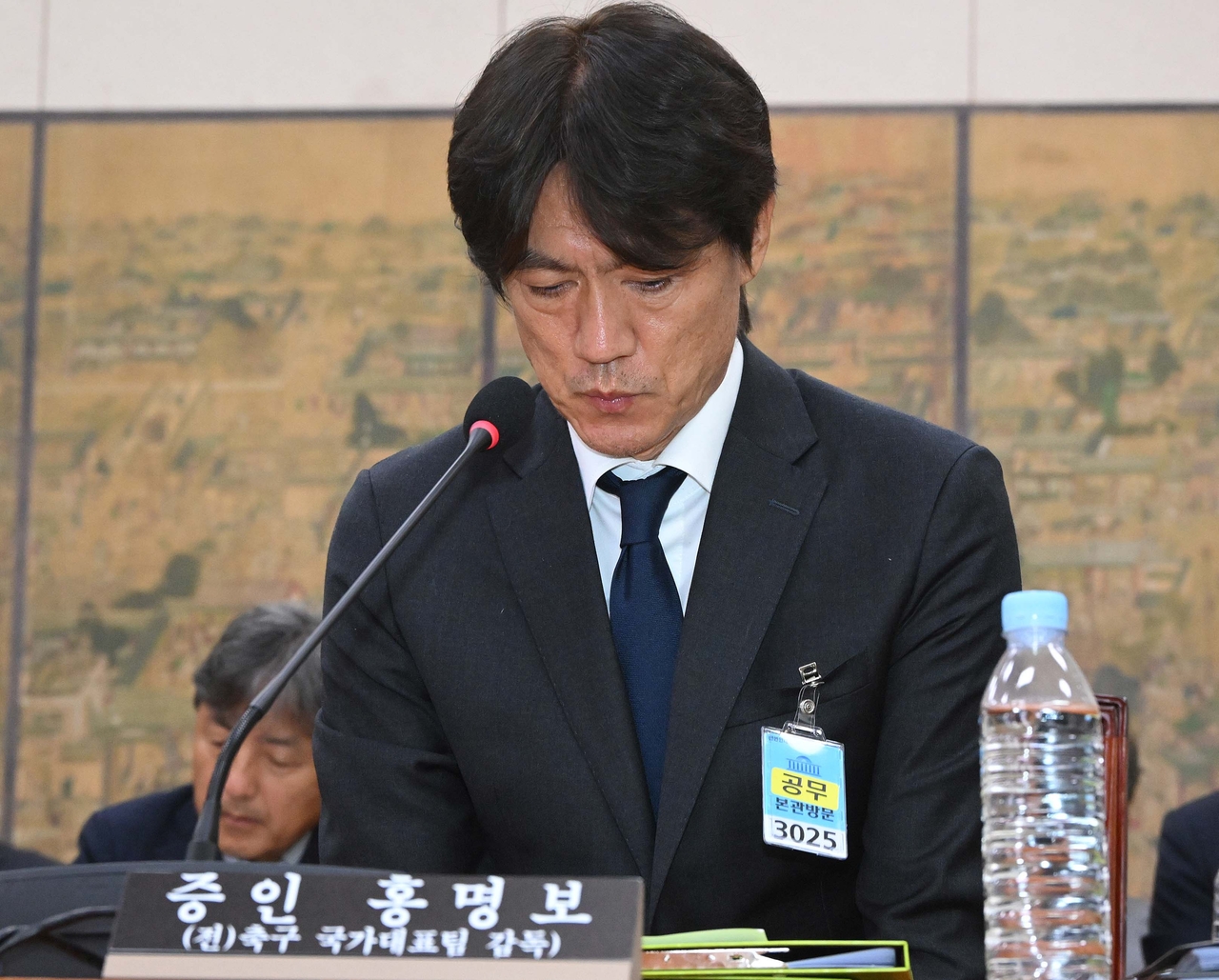 홍명보 전 축구 국가대표팀 감독이 30일 오전 서울 여의도 국회에서 열린 문화체육관광위원회의 대한축구협회 현안 관련 청문회에 출석해 질의에 답하고 있다. 이상섭 기자