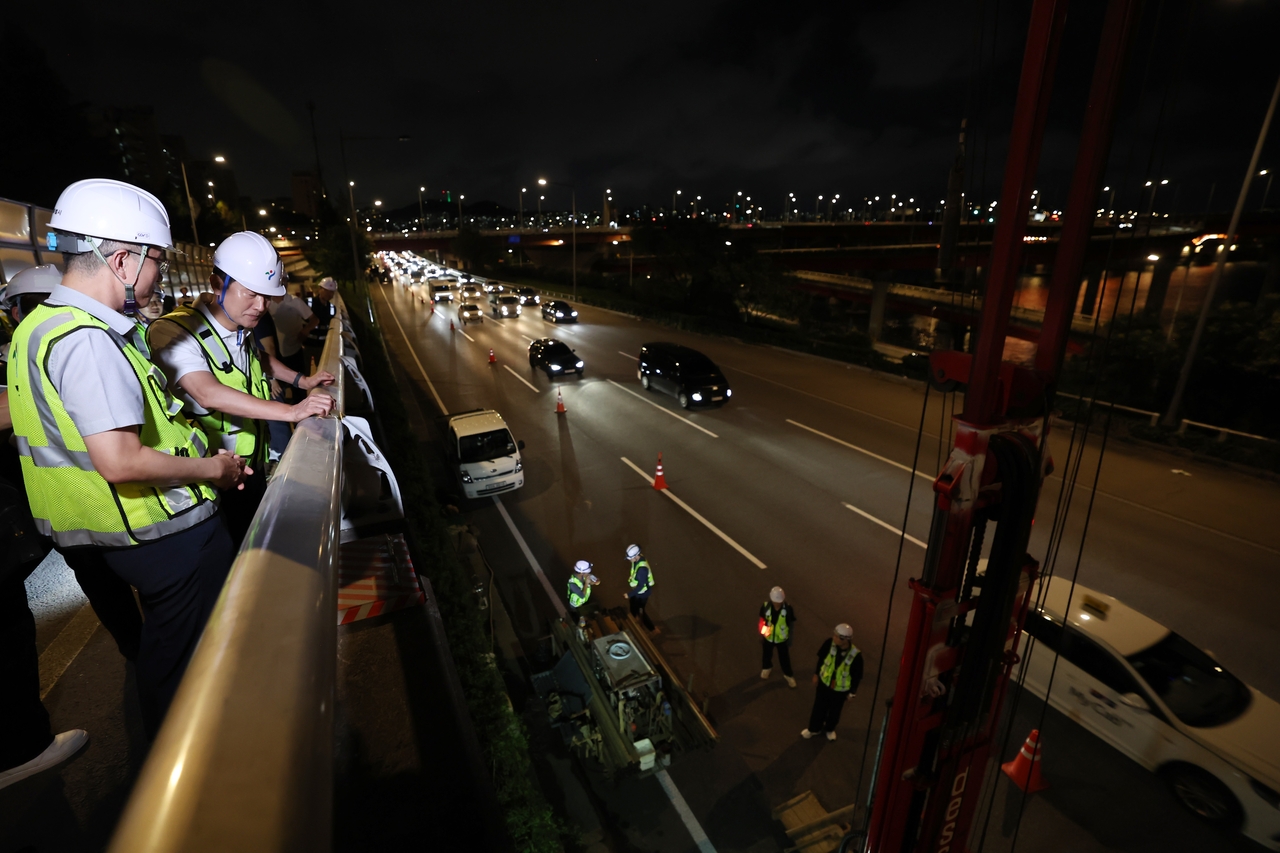Seoul Mayor Oh Se-hoon inspects Seongsu Bridge on Wednesday night. [Seoul Metropolitan Government]