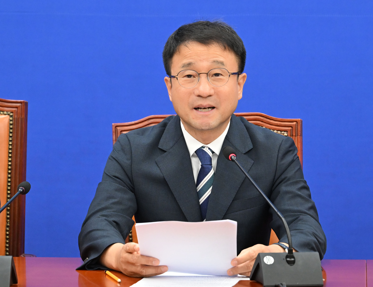 한병도 더불어민주당 대표 직무대행 겸 원내대표가 30일 오전 서울 여의도 국회에서 열린 정책조정회의에서 모두발언하고 있다. 이상섭 기자