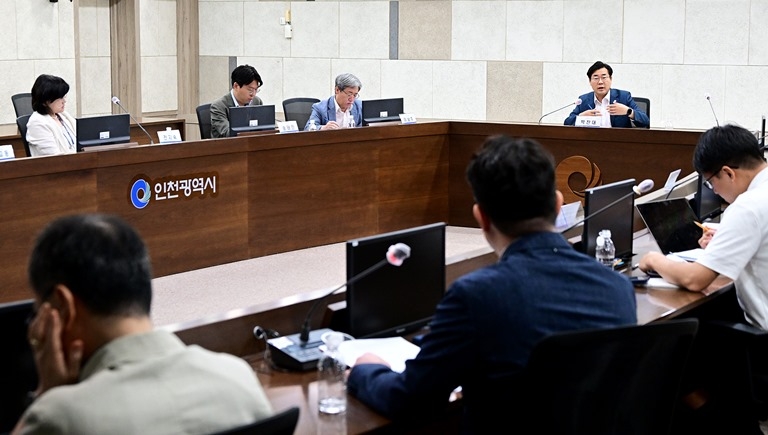 박찬대 인천시장이 30일 시청 영상회의실에서 열린 ‘AI 커넥티드 모빌리티 TF 점검회의’에서 추진상황을 점검하고 있다. [인천시 제공]