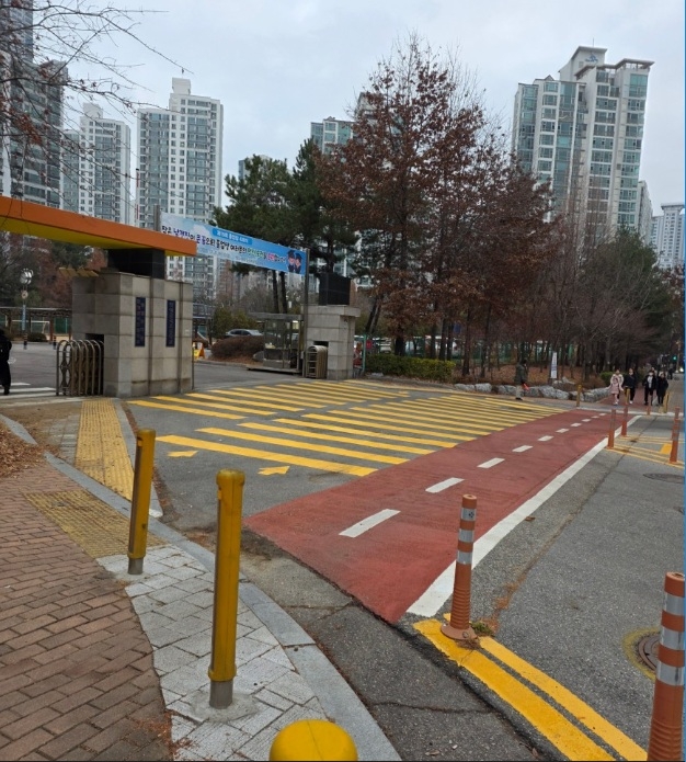 자전거도로와 횡단보도, 학교 진입로 혼재구간으로 시설 개선된 사진 (사진제공=화성 금곡초등학교)