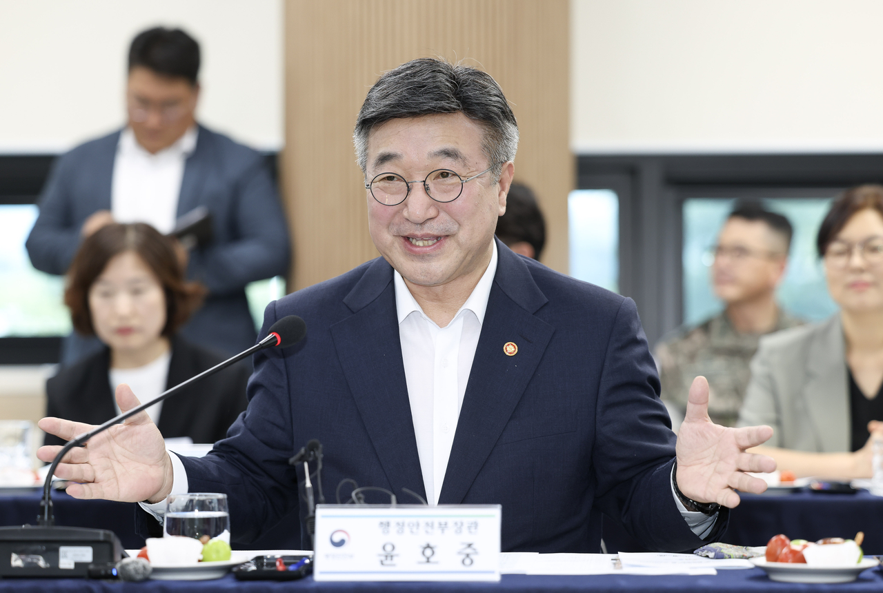 윤호중 행정안전부 장관이 29일 경기도 가평군 햇빛소득마을 후보지를 찾아 사업 준비 상황을 점검하고 있다. [행정안전부 제공]
