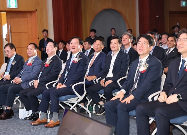 최관호 여수광양항만공사 사장(가운데)이 30일 광양항 자동화 부두 착공식에서 환한 표정으로 축하하고 있다. [YGPA 제공]