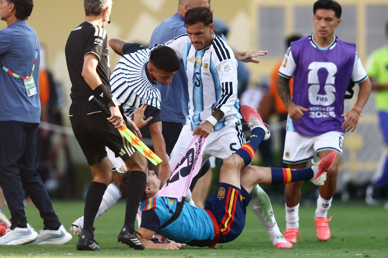 Argentina's players assault Spain's Gavi (center, on ground) after　losing the World Cup final match, at the New York New Jersey Stadium in East Rutherford, New Jersey, July 19.   (AFP-Yonhap)