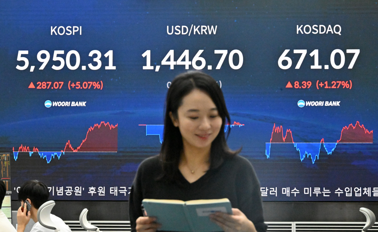 30일 오전 서울 중구 우리은행 딜링룸 전광판에 코스피 지수가 전 거래일보다 287.07포인트 상승한 5950.31포인트를 기록하고 있다.  임세준 기자
