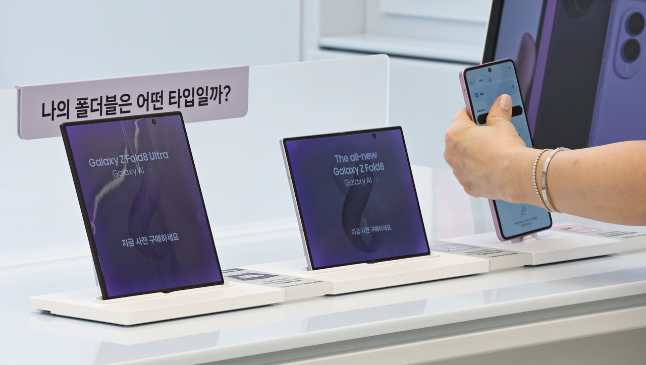 Visitors check out Samsung Electronics’ latest Galaxy Z Fold8 Ultra, Galaxy Z Fold8 and Galaxy Z Flip8 smartphones at Samsung Gangnam in Seoul on Tuesday, as preorders for the Galaxy Z8 series began. (Yonhap)