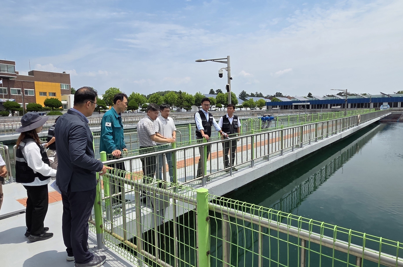 Lee Jae-cheol (third from front), director of the South Gyeongsang Provincial Government's Environment and Forestry Bureau, and other officials inspect the advanced water purification process at the Chilseo Water Treatment Plant in Changwon. [South Gyeongsang Province]